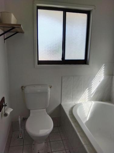 Ένα μπάνιο στο Bargara Beach Motor Inn budget accommodation pet friendly on application