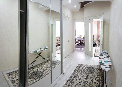 um quarto com uma porta de vidro e uma sala de estar em BestBish apartment in the center em Bishkek