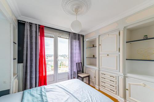 1 dormitorio con cama y ventana en Le 4 Richet - Proche Disneyland Paris en Neuilly-sur-Marne