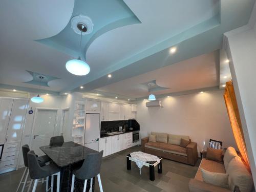 ein Wohnzimmer mit Couch und Tisch in der Unterkunft Adriatik Guesthouse in Përmet
