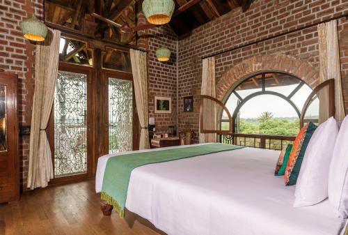 Postel nebo postele na pokoji v ubytování ama Stays & Trails L'Attitude By The Lake, Kamshet, Pune