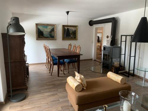un soggiorno con tavolo e divano di Haus Fremerey a Krün