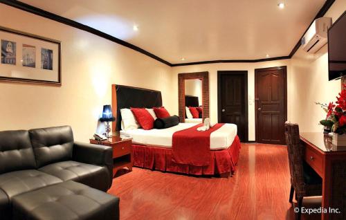 Habitación de hotel con cama y sofá en Grand Central Hotel, en Ángeles