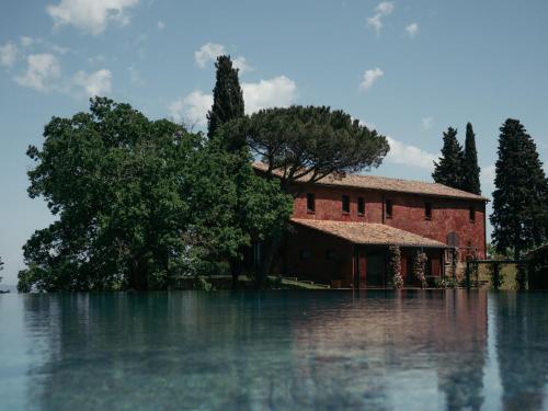 una casa en medio de un campo inundado en Rural Tuscany - Luxury Villa San Bartolomeo, en Sarteano