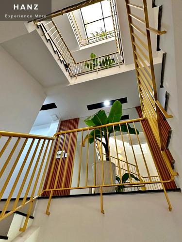 eine Treppe in einem Haus mit einer Pflanze in der Unterkunft HANZ Viet Duc Sea Hotel in Ho-Chi-Minh-Stadt