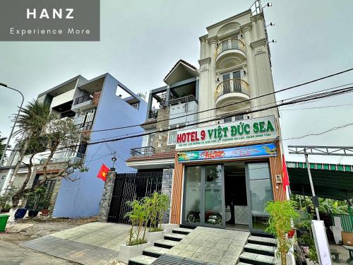 ein Gebäude mit einem Schild, das Motel mit einem sehr großen Verkauf liest in der Unterkunft HANZ Viet Duc Sea Hotel in Ho-Chi-Minh-Stadt