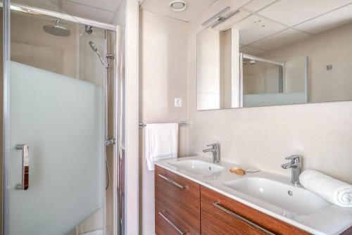 Central couples getaway by Costarentals - Ref 155