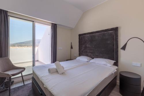 een slaapkamer met een groot bed en een groot raam bij Castillo Sohail penthouse in Fuengirola Ref 147 in Fuengirola