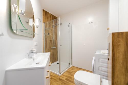 Un baño con ducha, lavabo e inodoro. en Apartament Flower z tarasem - Dream Apart, en Ustroń