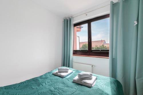 Un pat sau paturi într-o cameră la Apartament Flower z tarasem - Dream Apart