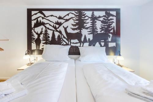 2 camas en un dormitorio con una foto en la pared en Haus Steinatal, en Ühlingen-Birkendorf