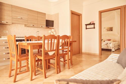 a kitchen and dining room with a table and chairs at Case Vacanza Torre Canne in Torre Canne