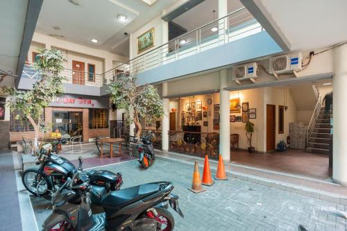 un groupe de motocycles garés devant un bâtiment dans l'établissement RedDoorz Plus near Universitas Indonesia, à Jakarta