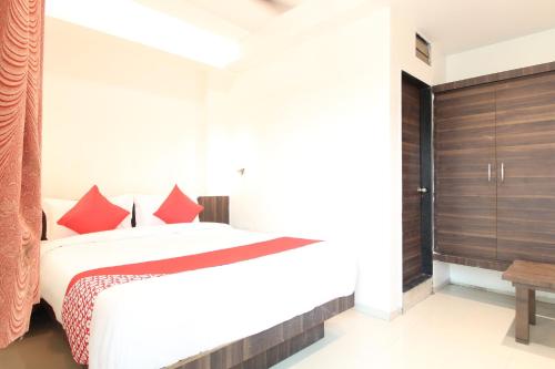 Säng eller sängar i ett rum på New Pune Residency