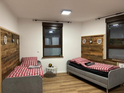 um quarto com duas camas e uma janela em Aparthotel Waldhorn Wohnung Allgäustyle em Stuttgart