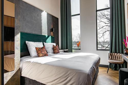 1 dormitorio con cama grande y ventana grande en Monument Hotel, en Zaandam