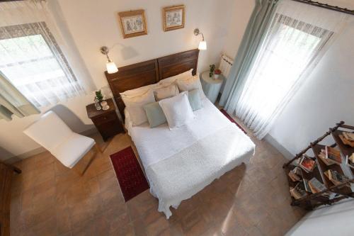 an overhead view of a bedroom with a bed and two windows at Agriturismo Borgo di Campagna Il Tesoro in Torre Alfina