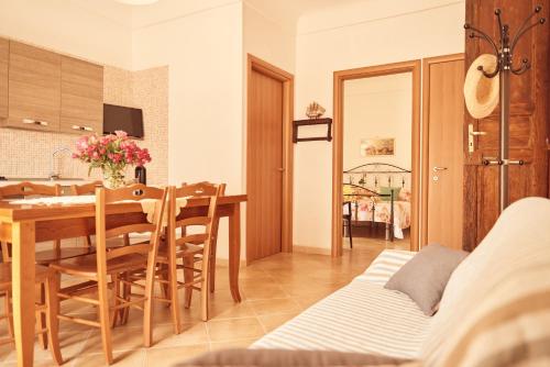 a kitchen and dining room with a table and chairs at Case Vacanza Torre Canne in Torre Canne