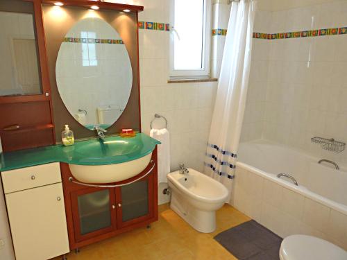 bagno con lavandino, servizi igienici e specchio di Panoramic Sea View Villa 4 Min to Beach a Tigaki