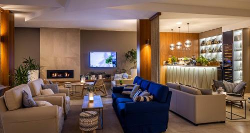 eine Lobby mit Sofas, einem Kamin und einem TV in der Unterkunft Valamar Riviera Hotel & Residence in Poreč