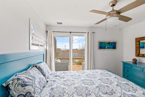 1 dormitorio con 1 cama y ventilador de techo en Don't Ditch Your Plains en Montauk