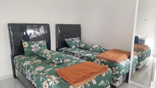 Postel nebo postele na pokoji v ubytování Hotel Wisma Mangurna