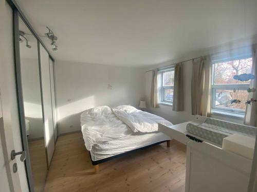 Habitación pequeña con cama y ventana en Family Friendly Holiday Home In Or, en Holbæk
