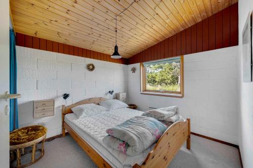 Awesome Home In Hirtshals With 3 Bedrooms And Wifi tesisinde bir odada yatak veya yataklar