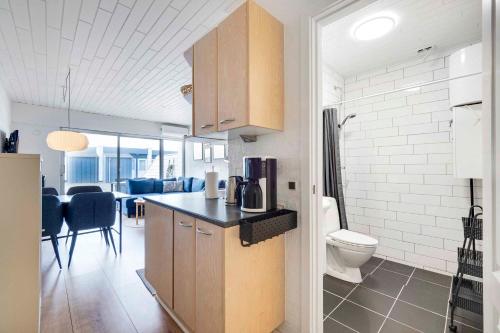 cocina con encimera y aseo en una habitación en Holiday Home In The First Row To The North Sea, en Vestervig