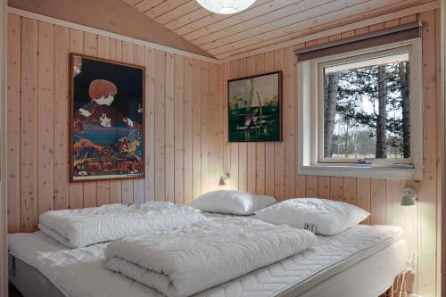 um quarto com 2 camas brancas e uma janela em Lovely Cottage In Fredsskoven, Bjerge Strand, West Zealand em Store Fuglede