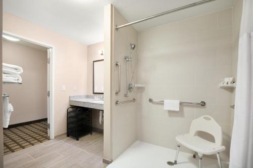 Kylpyhuone majoituspaikassa Baymont Inn & Suites by Wyndham Odessa