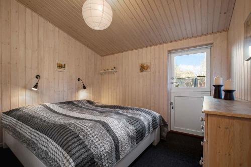 1 dormitorio con cama y ventana en sttoften 2, 8585 Glesborg, en Glesborg