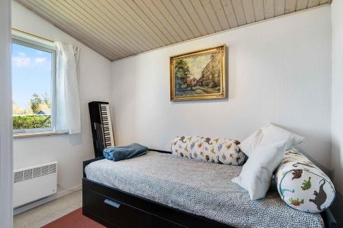 A bed or beds in a room at Aahuset Cottage Only 35 Mins From Copenhagen Close To Beach