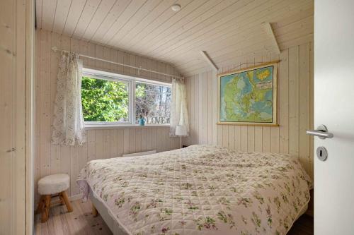 una camera con letto e finestra di Newer Holiday Home In Green Surroundings a Jægerspris