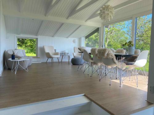 Et opholdsområde på Summer House Near The Water's Edge On Bornholm