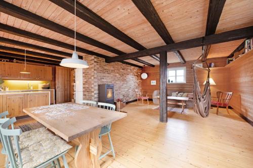 een grote kamer met een houten tafel en een eetkamer bij Wooden House With A View Of The North Sea in Lemvig