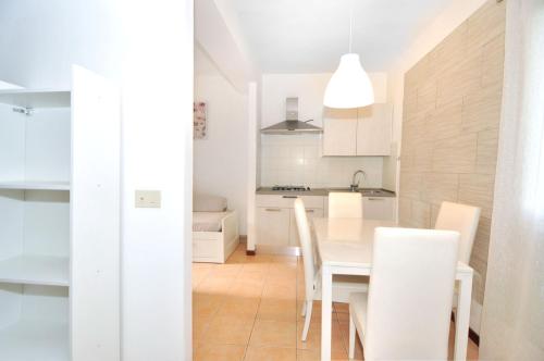 a kitchen and dining room with a table and chairs at Casette Baradel - Agenzia Caorle in Caorle