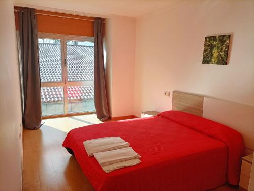 A bed or beds in a room at Apartamentos Sanxenxo 3000