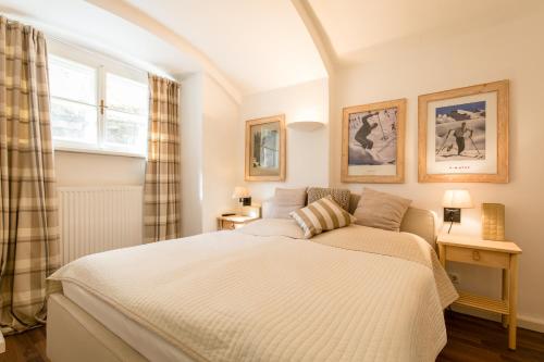 Schlafzimmer mit einem Bett und einem Fenster in der Unterkunft Sound of Music World Appartement in Salzburg