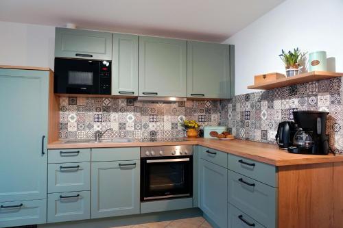 Dapur atau dapur kecil di Ferienhof Gräfe - 3-Seiten Hof mit großem Garten, Pool & Sauna