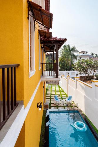 a swimming pool on the balcony of a house at Casa De Monique in Pilerne