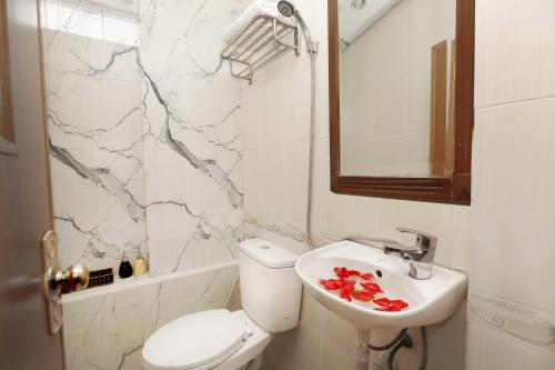 y baño con aseo y lavamanos. en Golden Lotus Hotel & Spa, en Hanói