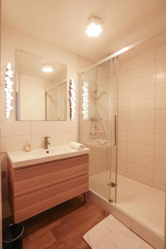 une salle de bain avec un lavabo et une douche dans l'établissement 3 Lys Orleans Downtown, free secure parking, à Orléans