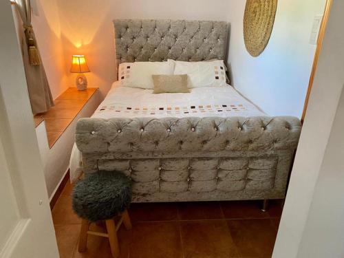 'Coll de Rates' Beautiful 1-Bed Apartment في ألكالالي: غرفة نوم مع سرير مع اللوح الأمامي سحبه