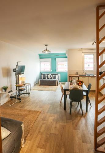 un salon avec un canapé et une table dans l'établissement 3 Lys Orleans Downtown, free secure parking, à Orléans