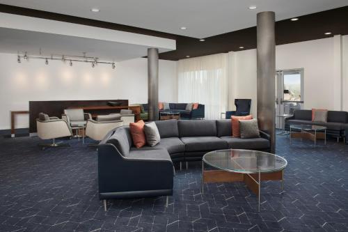 Χώρος καθιστικού στο Courtyard By Marriott Little Rock North