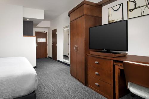 Μια τηλεόραση ή/και κέντρο ψυχαγωγίας στο Courtyard By Marriott Little Rock North
