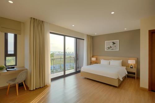 ein Schlafzimmer mit einem Bett und einem großen Fenster in der Unterkunft Villa 102 royal lotus, Hùng Thắng, Hạ Long, Quảng Ninh in Hạ Long