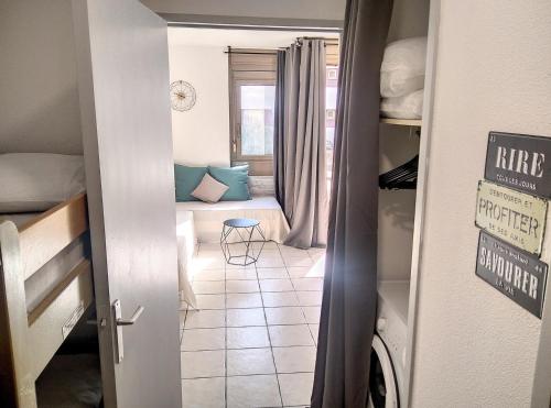 - un couloir avec une chambre dotée d'un lit et d'une table dans l'établissement Résidence Graziella Studio 306, à Juan-les-Pins