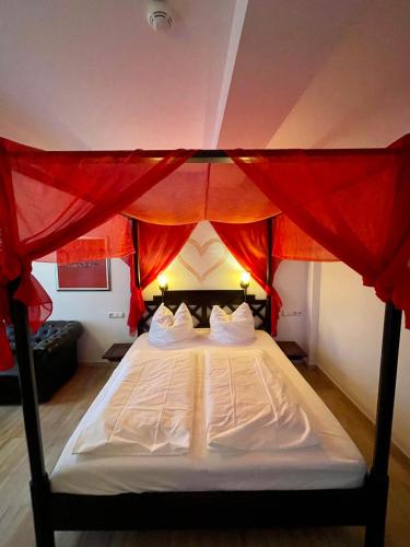 Кровать или кровати в номере Hotel zur Römerbrücke